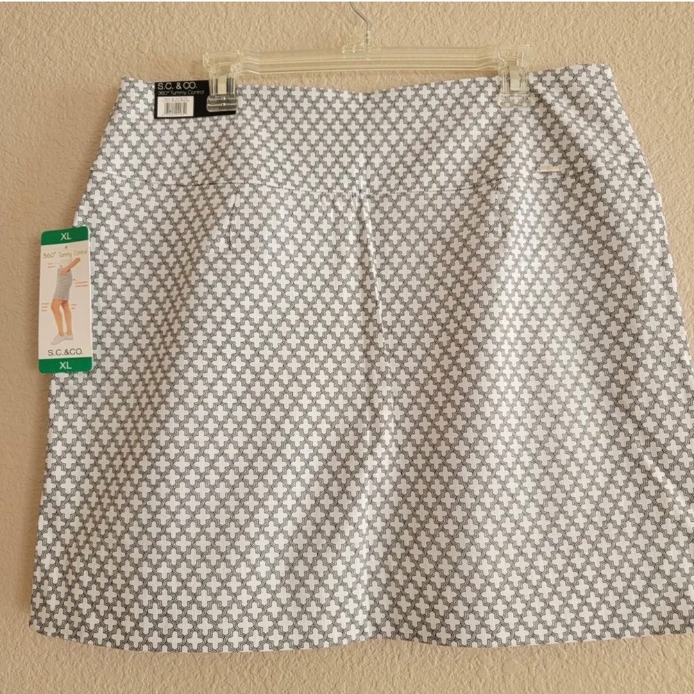 S.C.& Co Skort Skirt Womens Size XL Black White Geometric Tummy Control Pull On